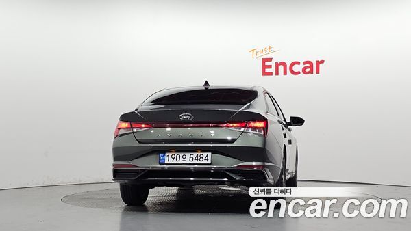 Hyundai Elantra 2023, фото 4
