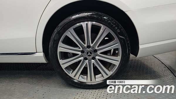 Mercedes-Benz E-Class 2023, фото 6