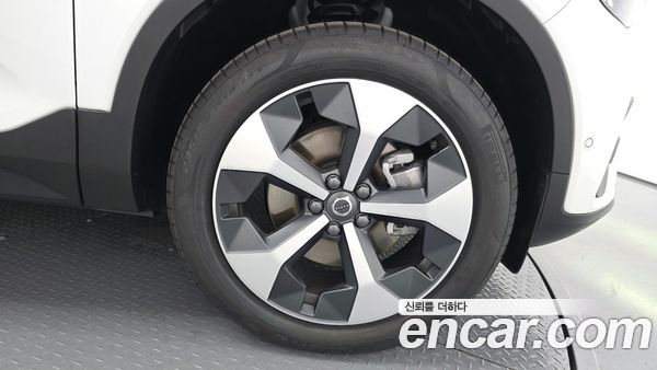 Volvo XC40 2025, фото 4