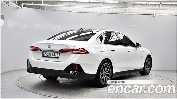BMW 5 Series 2024, фото 4