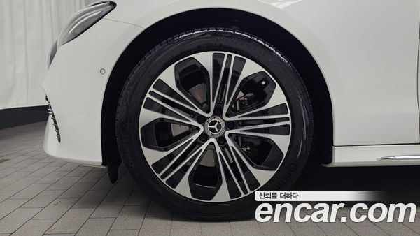 Mercedes-Benz E-Class 2024, фото 4