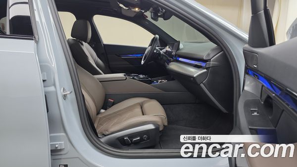 BMW 5 Series 2025, фото 16