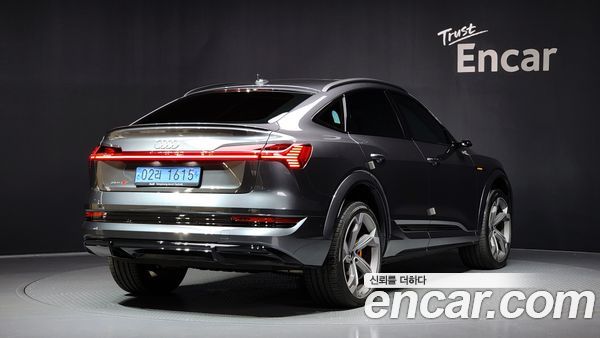 Audi e-tron 2023, фото 2
