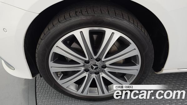 Mercedes-Benz E-Class 2023, фото 5