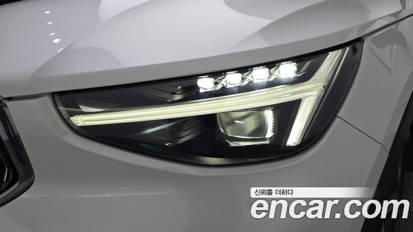 Volvo XC40 2025, фото 8