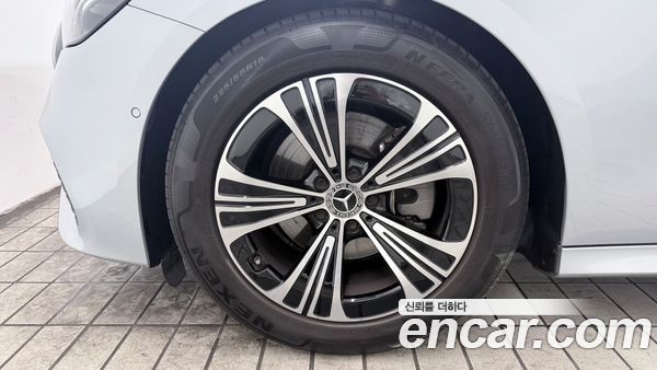 Mercedes-Benz E-Class 2024, фото 5