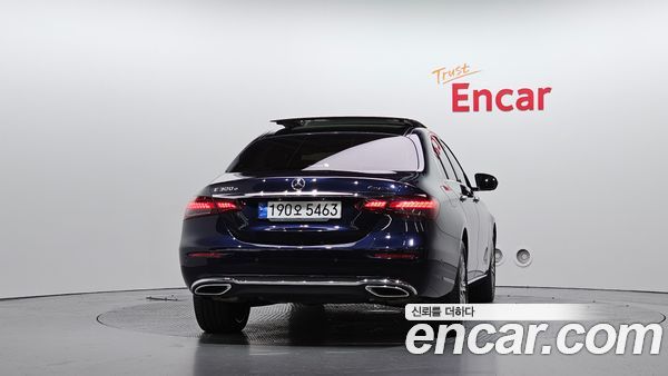 Mercedes-Benz E-Class 2023, фото 4