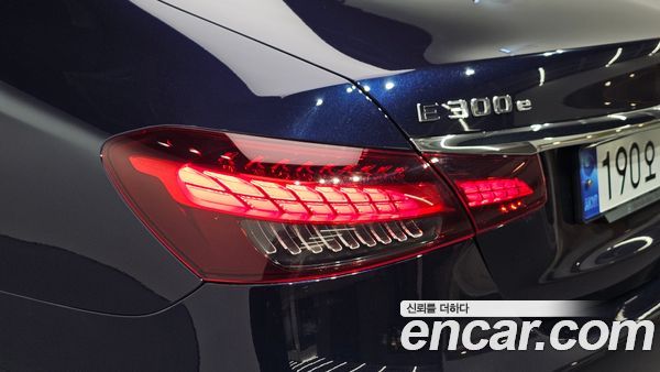 Mercedes-Benz E-Class 2023, фото 9
