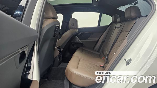 BMW 5 Series 2025, фото 18