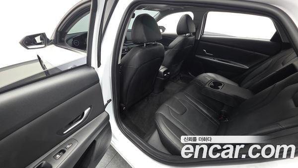 Hyundai Elantra 2023, фото 17