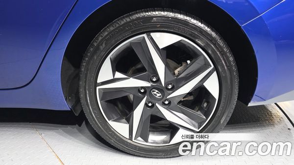 Hyundai Elantra 2023, фото 5