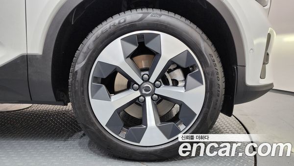 Volvo XC40 2025, фото 5