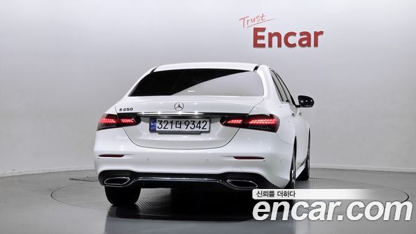 Mercedes-Benz E-Class 2023, фото 4