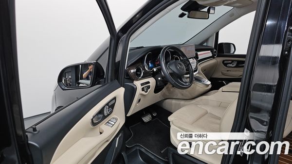 Mercedes-Benz V-Class 2023, фото 13