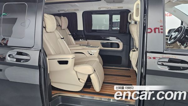 Mercedes-Benz V-Class 2023, фото 17