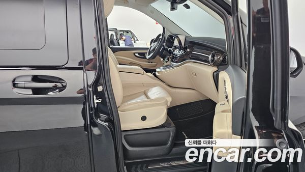 Mercedes-Benz V-Class 2023, фото 16