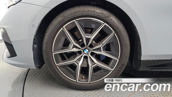 BMW 5 Series 2024, фото 4