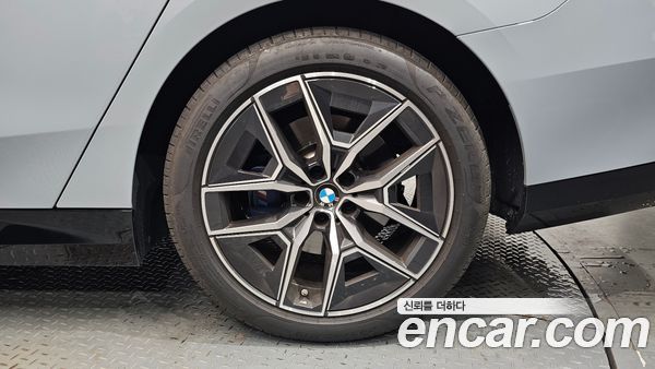 BMW 5 Series 2024, фото 6