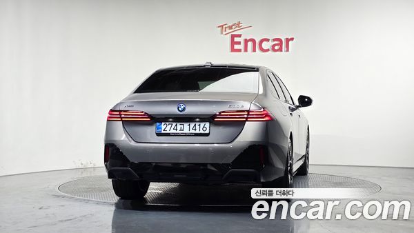 BMW 5 Series 2025, фото 4