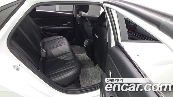 Hyundai Elantra 2023, фото 17