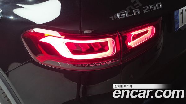 Mercedes-Benz GLB 2023, фото 9