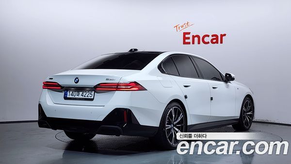 BMW 5 Series 2024, фото 2