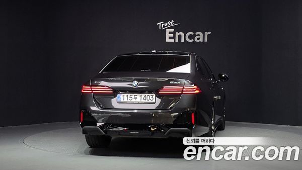 BMW 5 Series 2025, фото 4