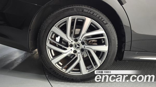 Mercedes-Benz E-Class 2024, фото 5
