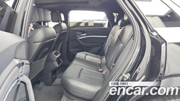 Audi e-tron 2022, фото 16