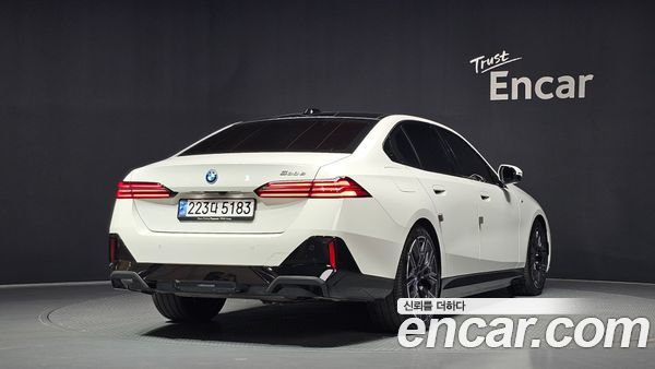 BMW 5 Series 2025, фото 2
