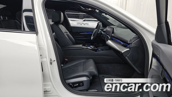 BMW 5 Series 2025, фото 17