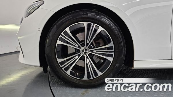 Mercedes-Benz E-Class 2024, фото 5