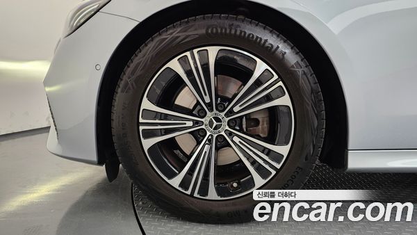 Mercedes-Benz E-Class 2024, фото 5