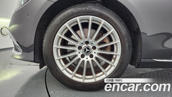 Mercedes-Benz E-Class 2022, фото 5