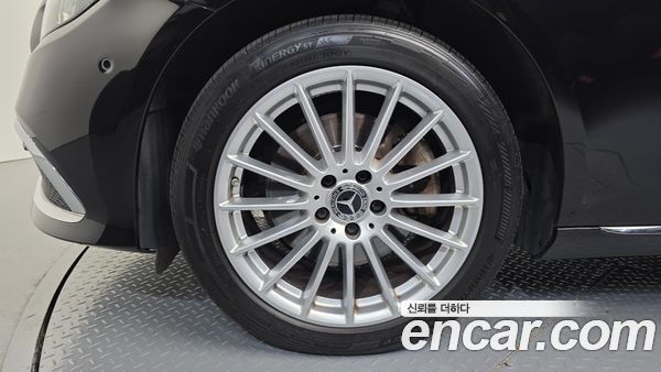 Mercedes-Benz E-Class 2022, фото 5