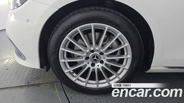 Mercedes-Benz E-Class 2023, фото 5