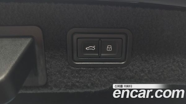 Audi A8 2021, фото 27