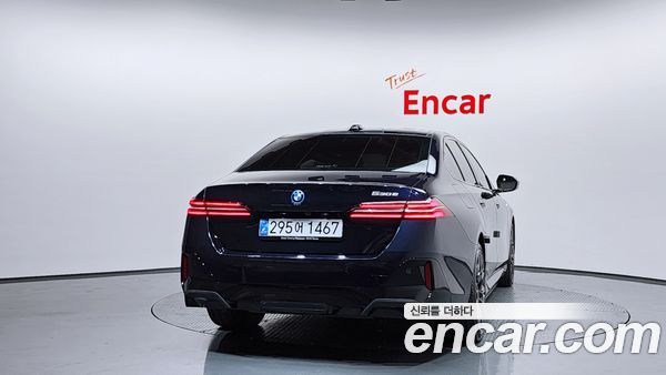 BMW 5 Series 2025, фото 4