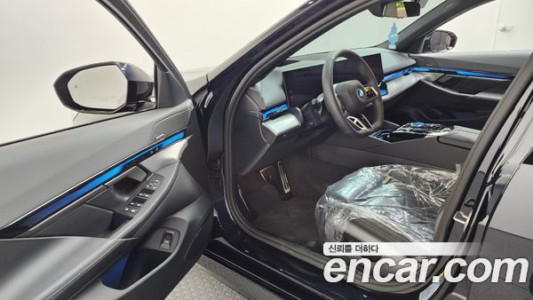 BMW 5 Series 2025, фото 13
