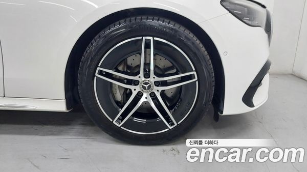 Mercedes-Benz E-Class 2024, фото 5