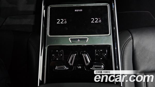 Audi A8 2021, фото 32