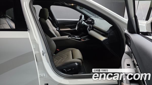 BMW 5 Series 2025, фото 16