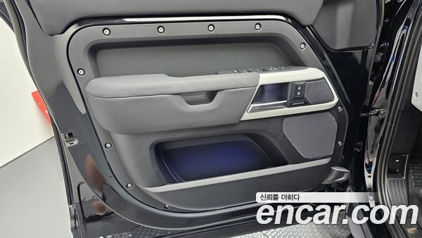 Land Rover Defender 2023, фото 13