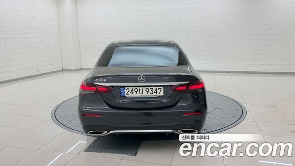 Mercedes-Benz E-Class 2023, фото 4