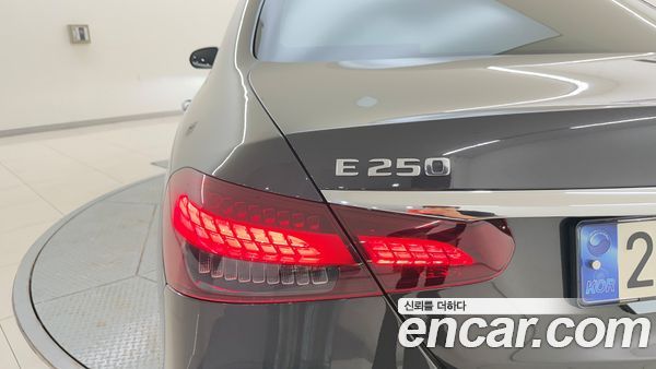 Mercedes-Benz E-Class 2023, фото 11