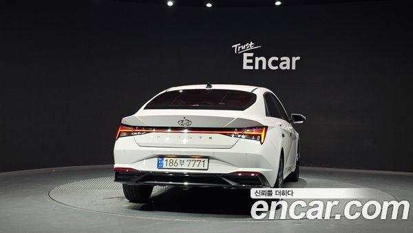 Hyundai Elantra 2023, фото 4