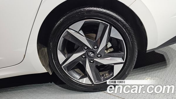 Hyundai Elantra 2023, фото 7