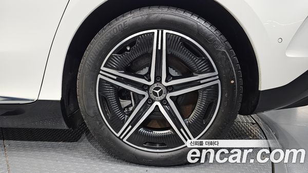 Mercedes-Benz EQE 2024, фото 7