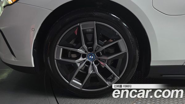 BMW 5 Series 2025, фото 4