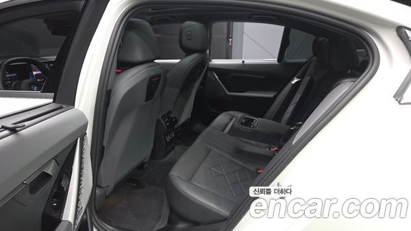 BMW 5 Series 2025, фото 16